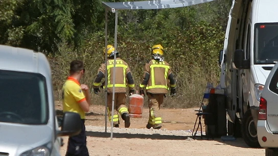 Los Bomberos trasladan bombonas de butano de la casa donde se produjo la explosión en Alcanar, en Tarragona Los Bomberos trasladan bombonas de butano de la casa donde se produjo la explosión en Alcanar, en Tarragona