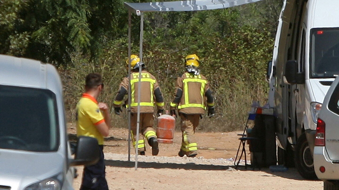 Los Bomberos trasladan bombonas de butano de la casa donde se produjo la explosi&oacute;n en Alcanar, en Tarragona