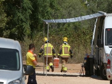 Los Bomberos trasladan bombonas de butano de la casa donde se produjo la explosión en Alcanar, en Tarragona Los Bomberos trasladan bombonas de butano de la casa donde se produjo la explosión en Alcanar, en Tarragona