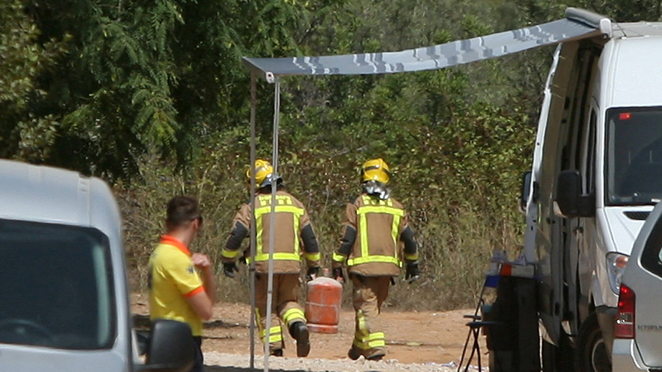 Los Bomberos trasladan bombonas de butano de la casa donde se produjo la explosión en Alcanar, en Tarragona