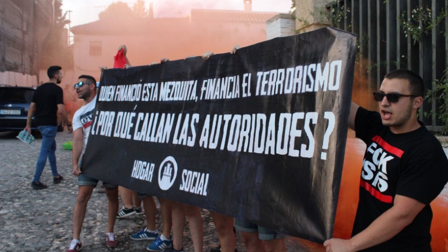 Pancarta islam&oacute;foba y humo de bengalas en la mezquita del Albaic&iacute;n