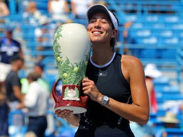 Garbiñe Muguruza, con el trofeo de campeona del Masters de Cincinnati Garbiñe Muguruza, con el trofeo de campeona del Masters de Cincinnati