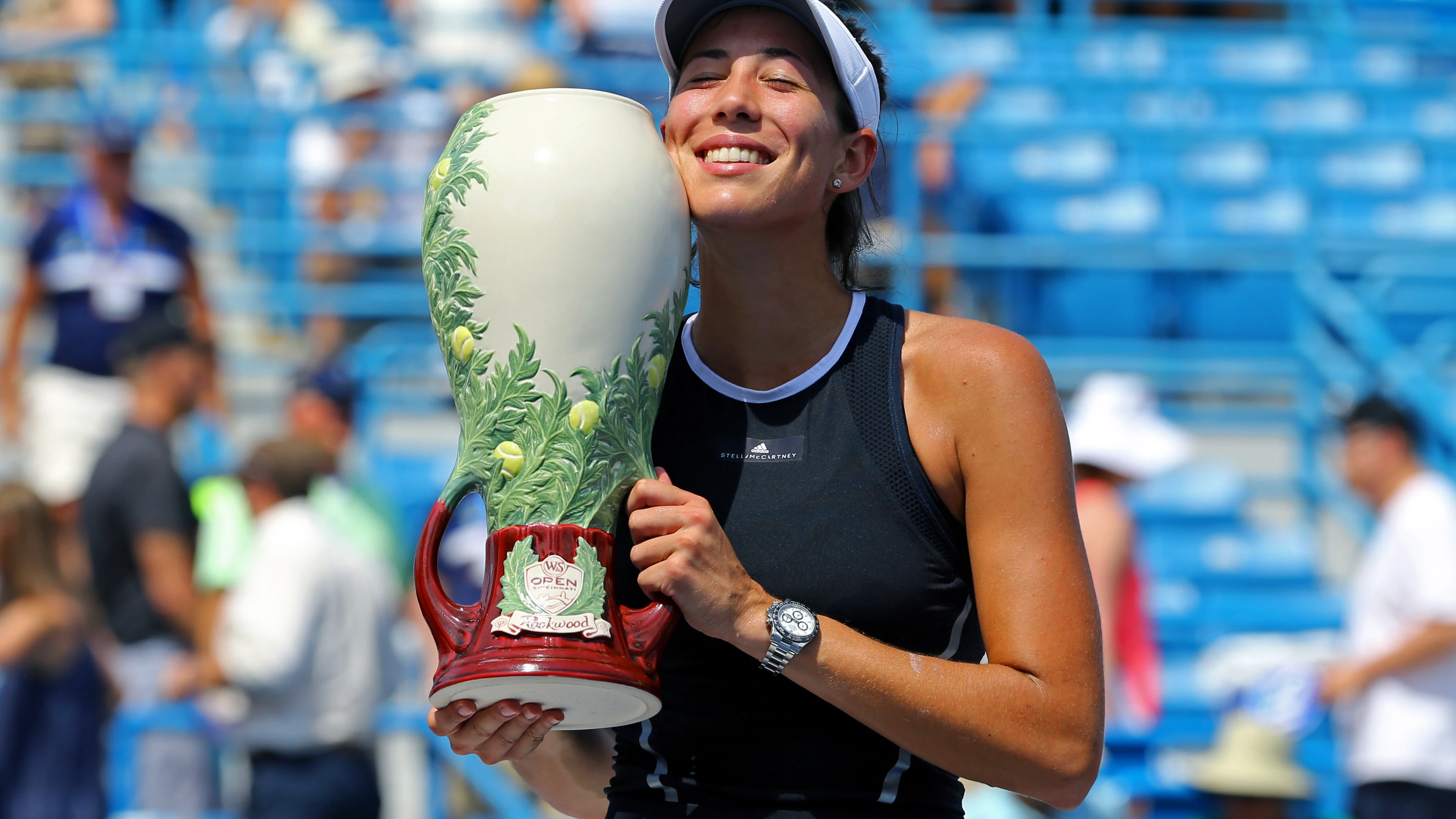 Garbiñe Muguruza, con el trofeo de campeona del Masters de Cincinnati