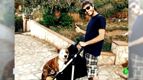 El cooperante Pau Pérez junto a su perro El cooperante Pau Pérez junto a su perro