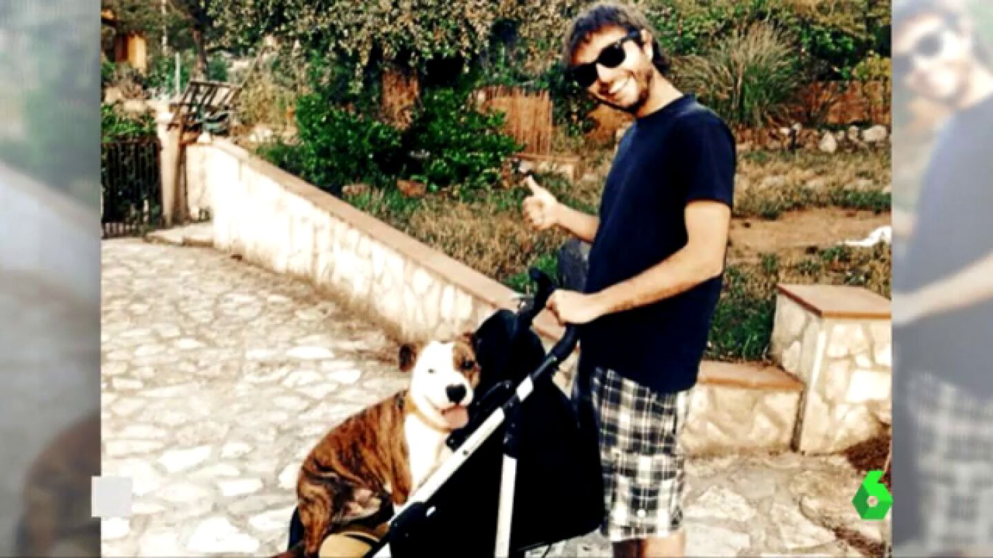 El cooperante Pau P&eacute;rez junto a su perro