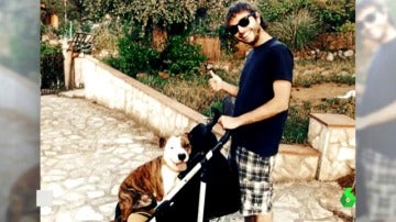 El cooperante Pau Pérez junto a su perro