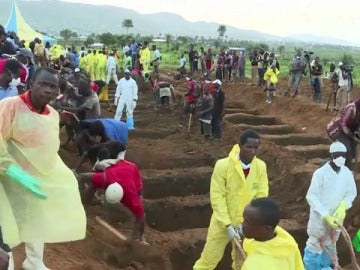 Cientos de personas entierran los cuerpos en Sierra Leona Cientos de personas entierran los cuerpos en Sierra Leona