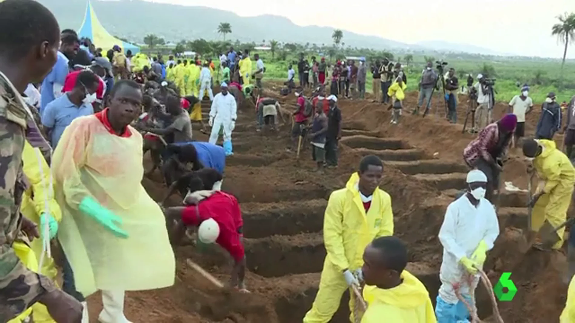 Cientos de personas entierran los cuerpos en Sierra Leona