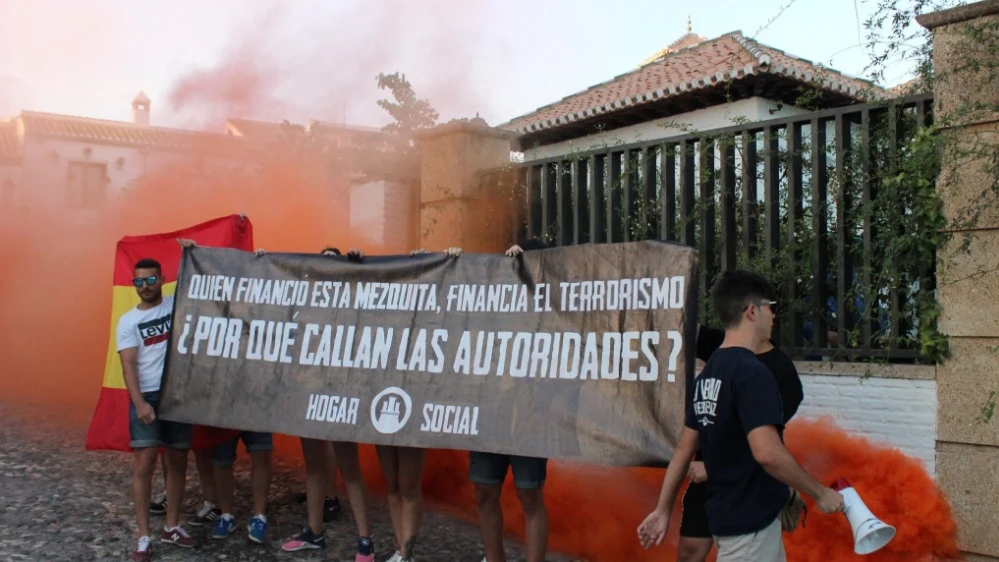 Humo de bengalas y pancartas xenófobas de HS en Granada, junto a la mezquita Humo de bengalas y pancartas xenófobas de HS en Granada, junto a la mezquita