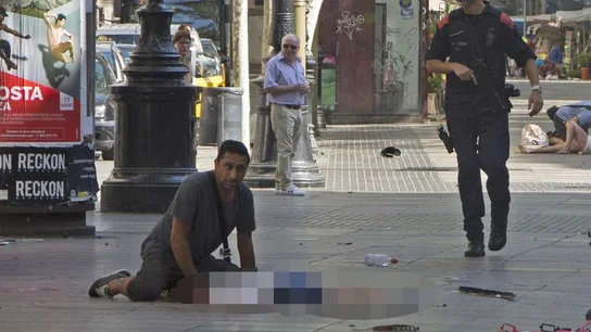 Harry Athwal, el turista británico que no quiso dejar morir solo a un niño en el suelo de La Rambla Harry Athwal, el turista británico que no quiso dejar morir solo a un niño en el suelo de La Rambla