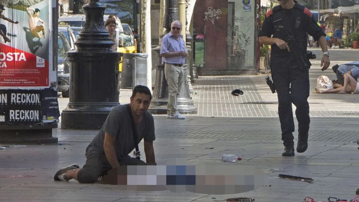 Harry Athwal, el turista británico que no quiso dejar morir solo a un niño en el suelo de La Rambla Harry Athwal, el turista británico que no quiso dejar morir solo a un niño en el suelo de La Rambla