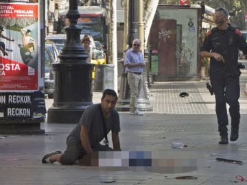 Harry Athwal, el turista británico que no quiso dejar morir solo a un niño en el suelo de La Rambla Harry Athwal, el turista británico que no quiso dejar morir solo a un niño en el suelo de La Rambla