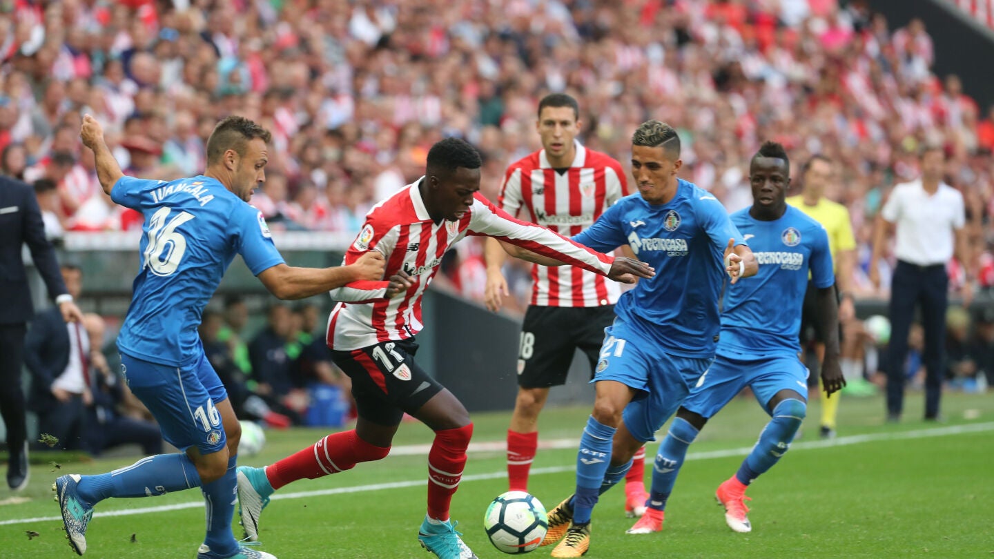 I&ntilde;aki Williams intenta zafarse de la defensa del Getafe