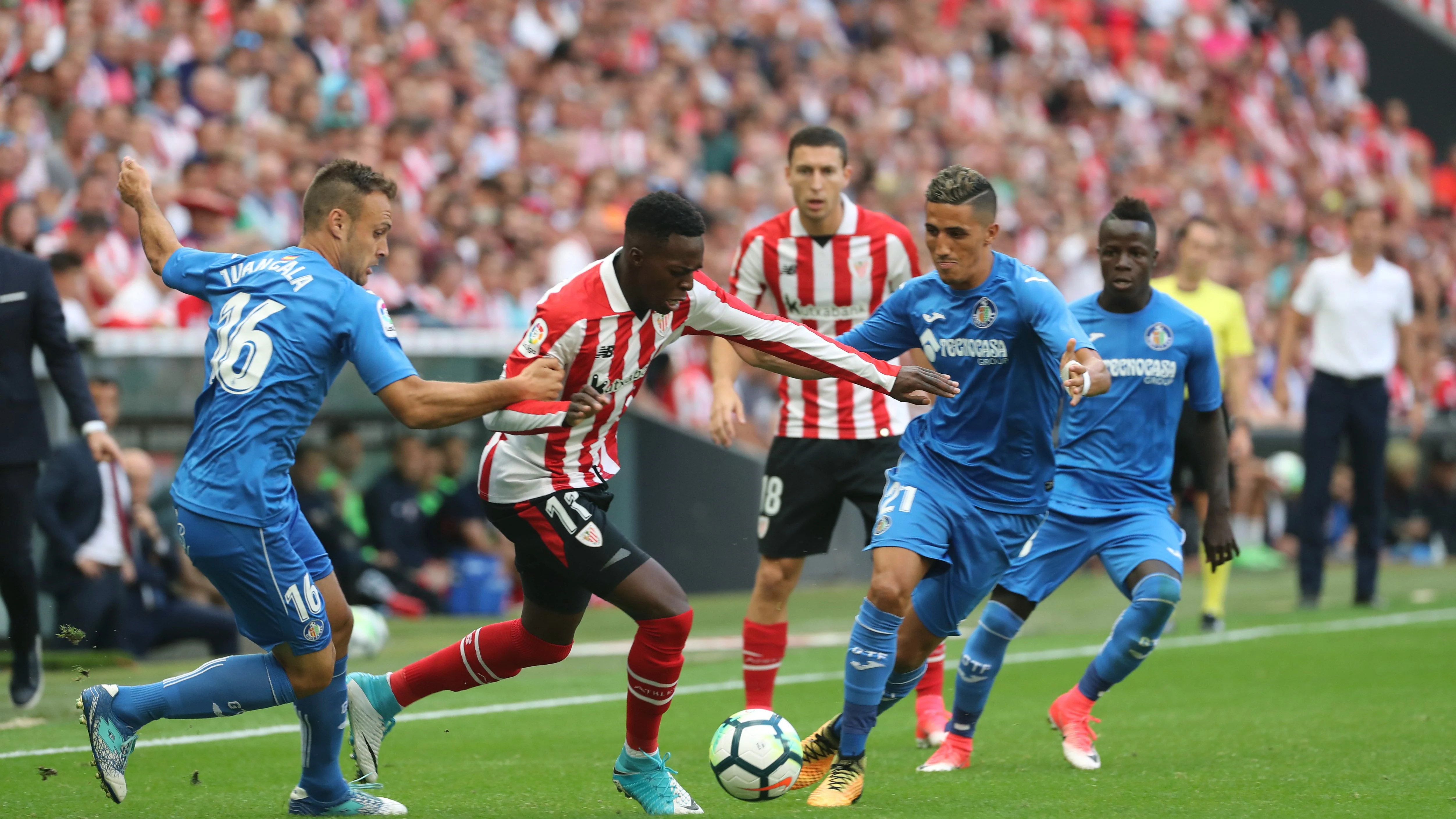 Iñaki Williams intenta zafarse de la defensa del Getafe