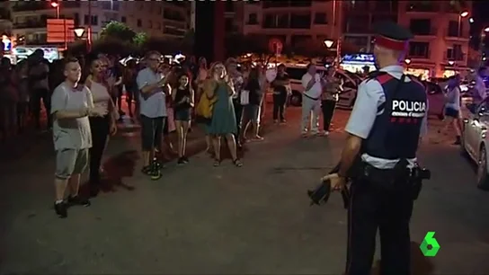 Vecinos de Cambrils aplaudiendo a un agente Vecinos de Cambrils aplaudiendo a un agente