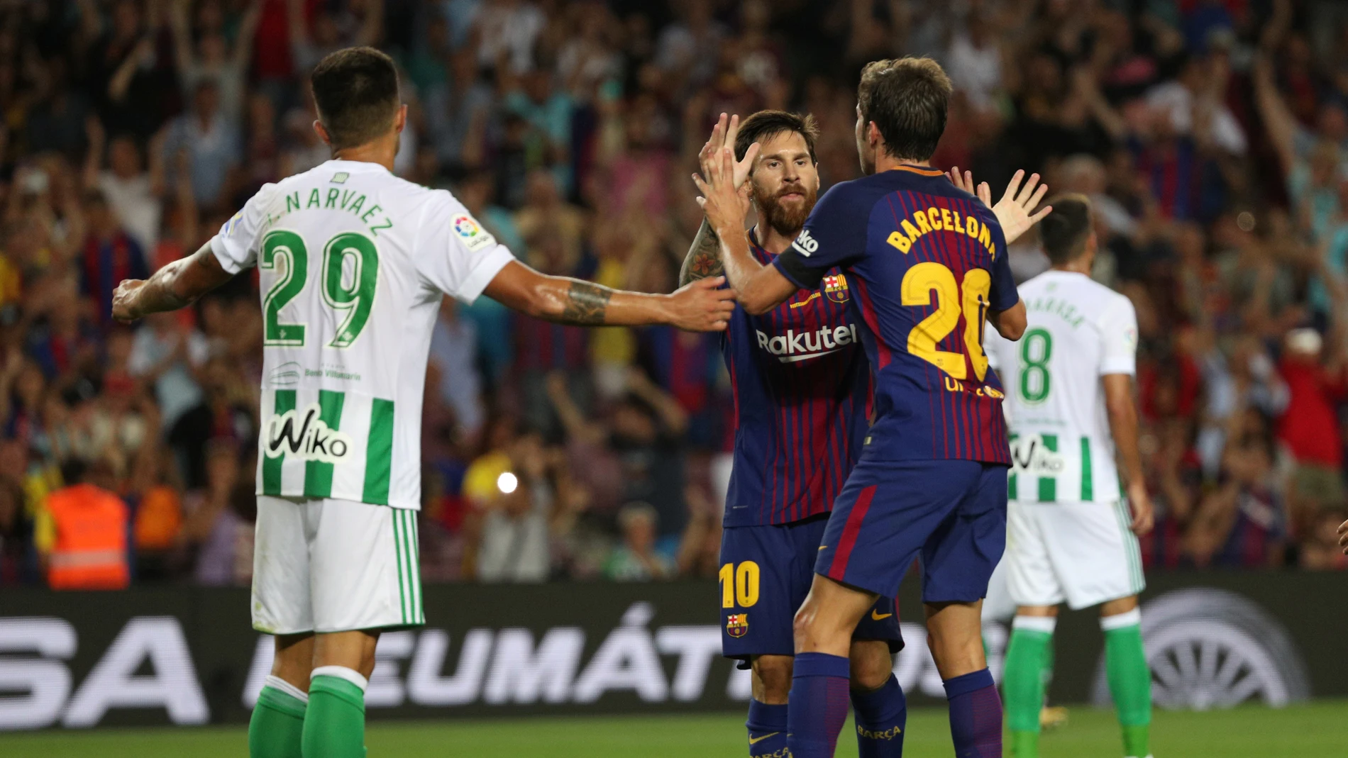 Messi celebra con Sergi Roberto su gol ante el Betis