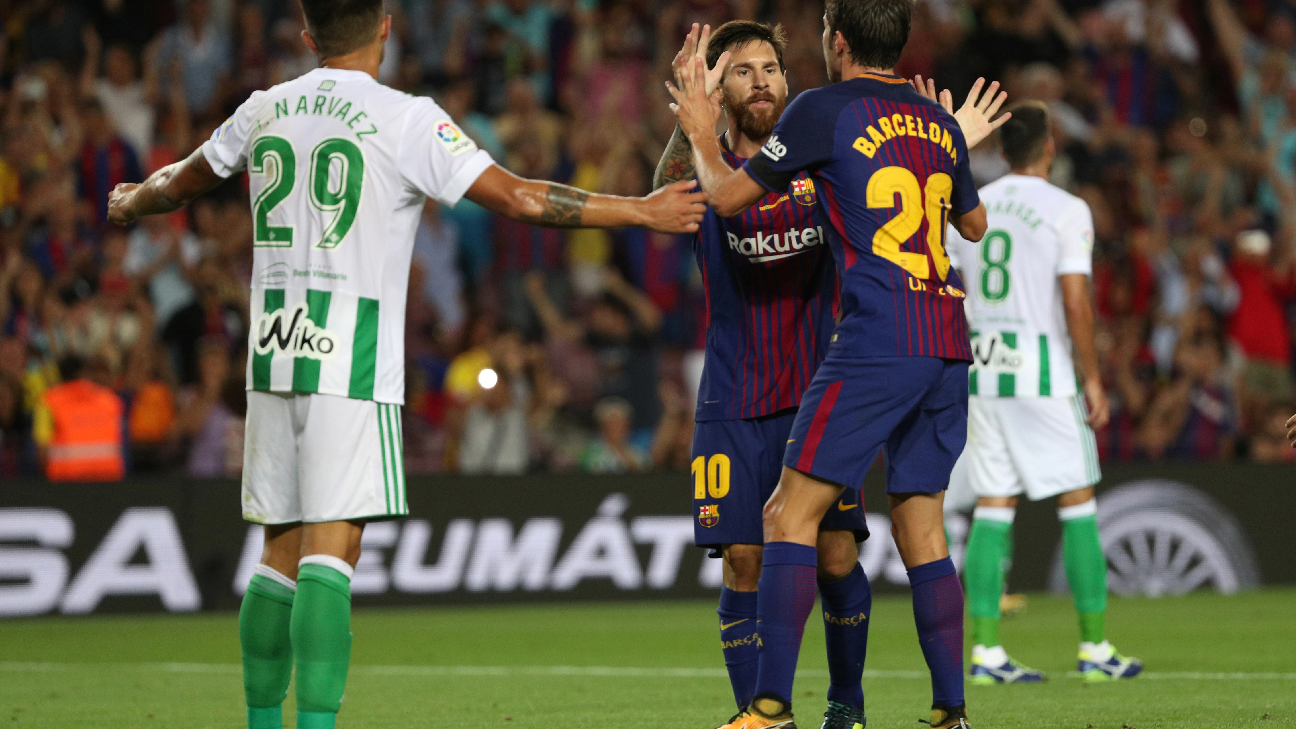 Messi celebra con Sergi Roberto su gol ante el Betis Messi celebra con Sergi Roberto su gol ante el Betis