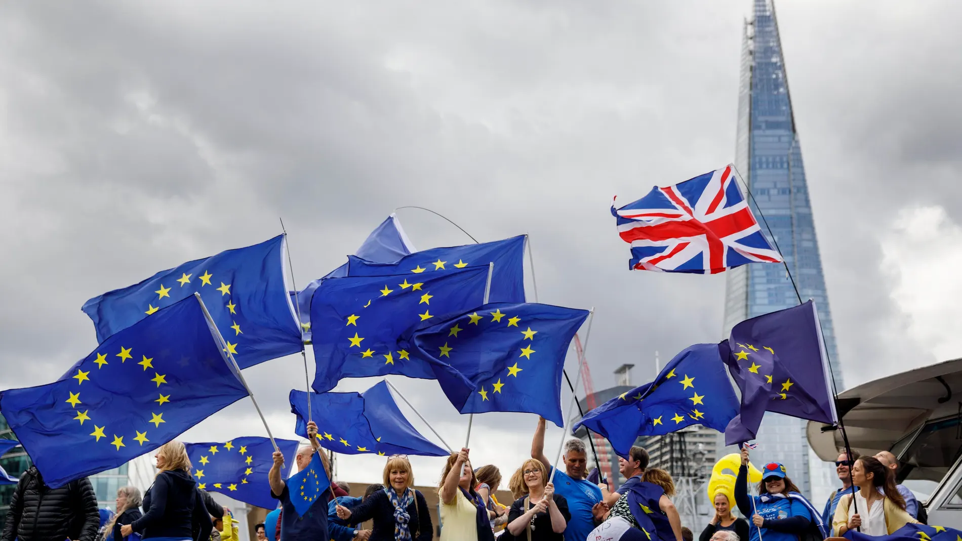Varias personas con banderas de la Unión Europea protestan contra el brexit en un barco por el río Támesis, en Londres