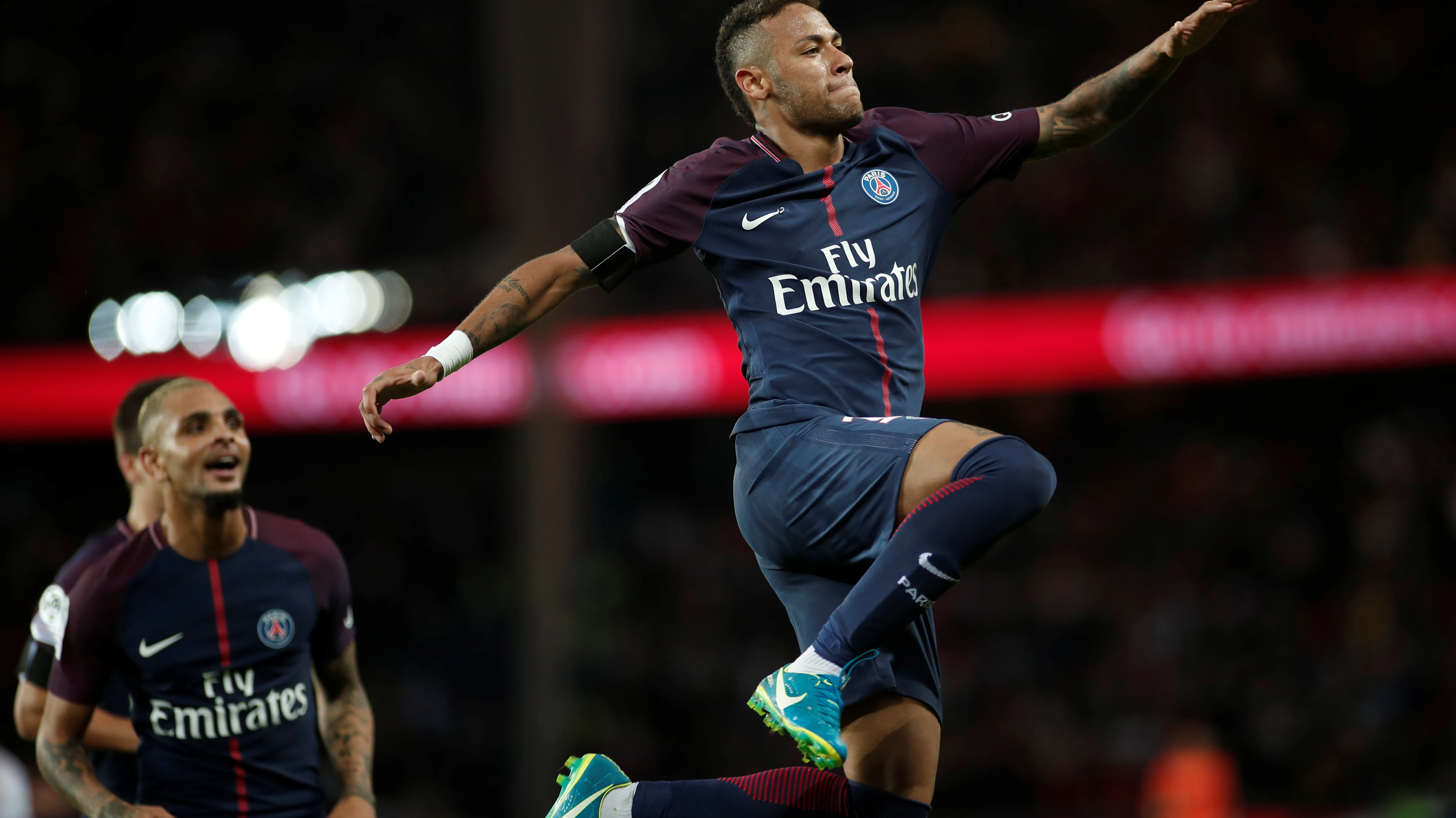 Neymar celebra uno de sus goles contra el Toulouse Neymar celebra uno de sus goles contra el Toulouse