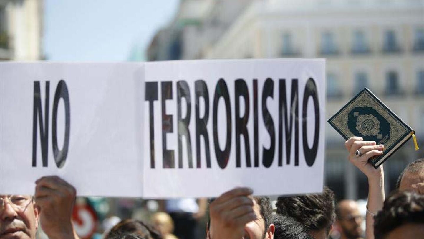 Musulmanes se concentran en Madrid en contra del terrorismo yihadista