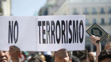 Musulmanes se concentran en Madrid en contra del terrorismo yihadista