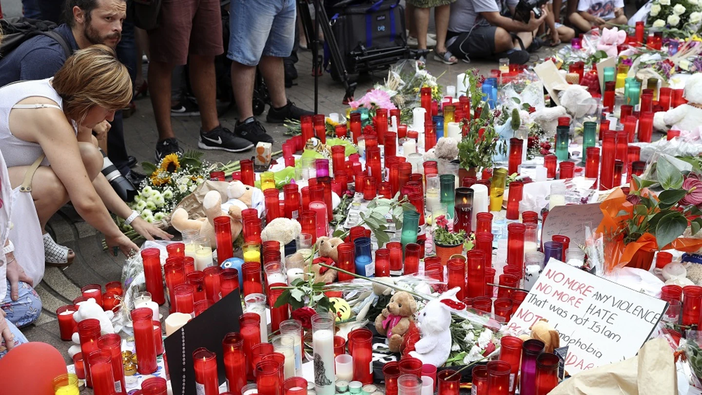 El mosaico de Miró, donde terminó el recorrido la furgoneta que atentó el jueves en las Ramblas, repleto de muestras de apoyo en forma de flores y velas El mosaico de Miró, donde terminó el recorrido la furgoneta que atentó el jueves en las Ramblas, repleto de muestras de apoyo en forma de flores y velas