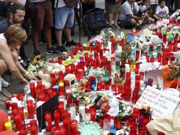 El mosaico de Miró, donde terminó el recorrido la furgoneta que atentó el jueves en las Ramblas, repleto de muestras de apoyo en forma de flores y velas El mosaico de Miró, donde terminó el recorrido la furgoneta que atentó el jueves en las Ramblas, repleto de muestras de apoyo en forma de flores y velas