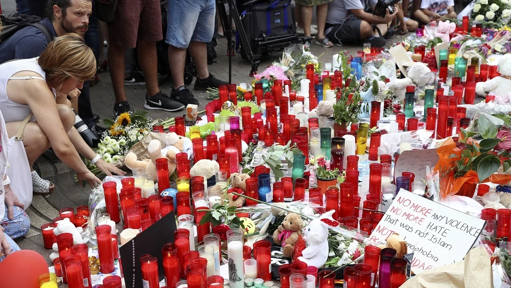 El mosaico de Miró, donde terminó el recorrido la furgoneta que atentó el jueves en las Ramblas, repleto de muestras de apoyo en forma de flores y velas