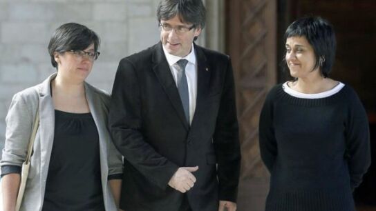 Miembros de la CUP frente al president Puigdemont