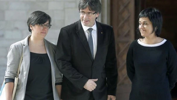 Miembros de la CUP frente al president Puigdemont