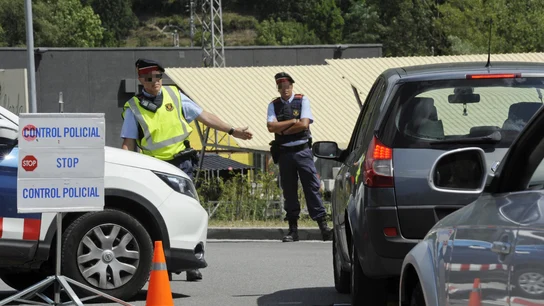Agentes de los Mossos d'Esquadra Mossos d'Esquadra durante los controles en la C-17 a su paso por Ripoll