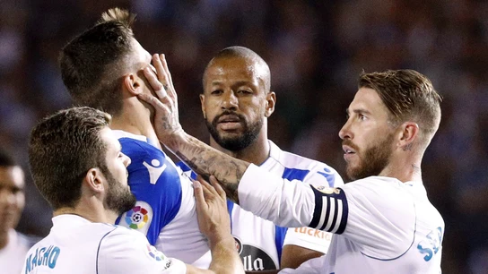 El manotazo de Sergio Ramos a Schär El manotazo de Sergio Ramos a Schär