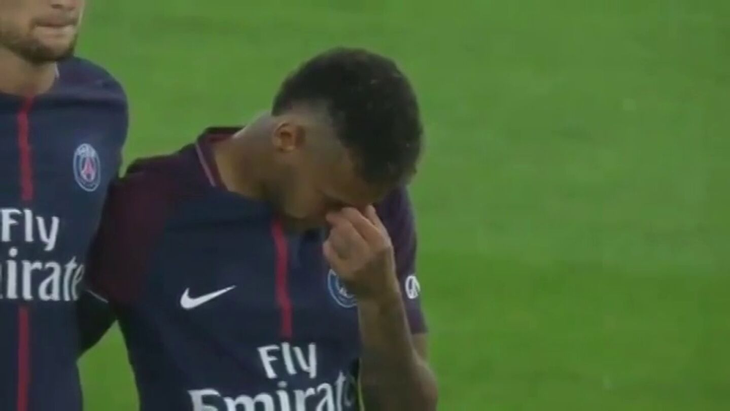 Neymar rompi&oacute; a llorar durante el minuto de silencio por las v&iacute;ctimas de Barcelona