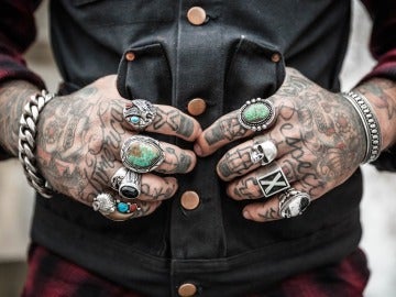 Mano llena de tatuajes Mano llena de tatuajes