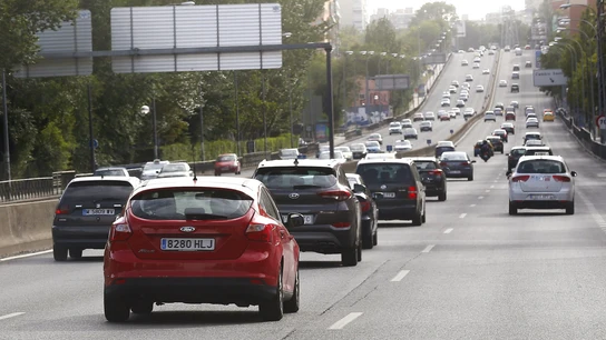 Coches por una carretera española Coches por una carretera española