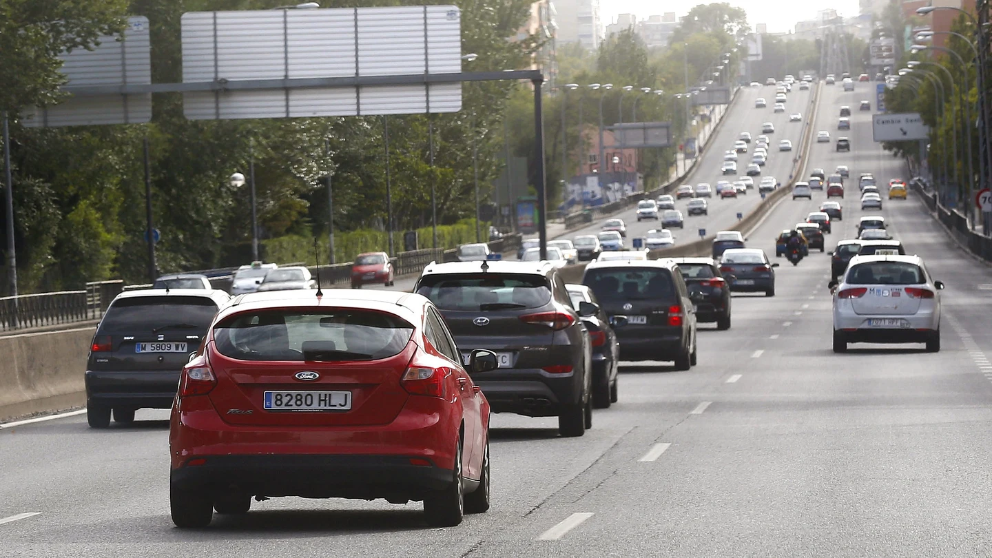 Coches por una carretera española Coches por una carretera española