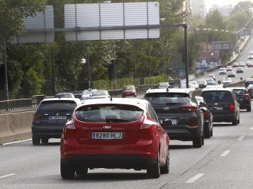 Coches por una carretera española Coches por una carretera española
