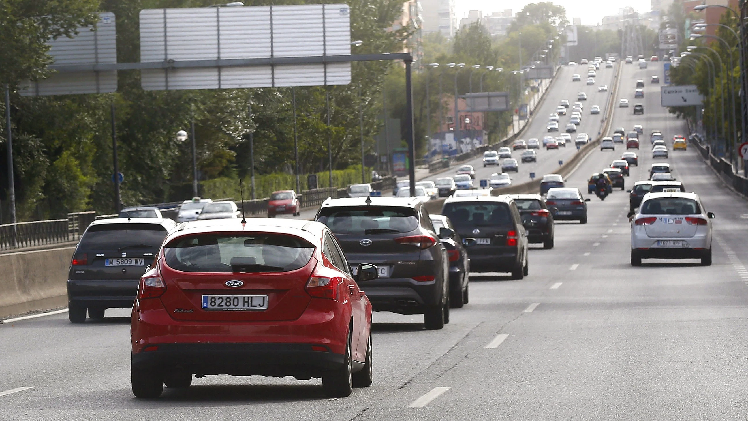 Coches por una carretera española