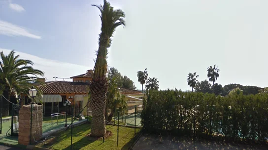 Denuncian al dueño de una piscina en Mallorca por prohibir la entrada a gitanos. Denuncian al dueño de una piscina en Mallorca por prohibir la entrada a gitanos.