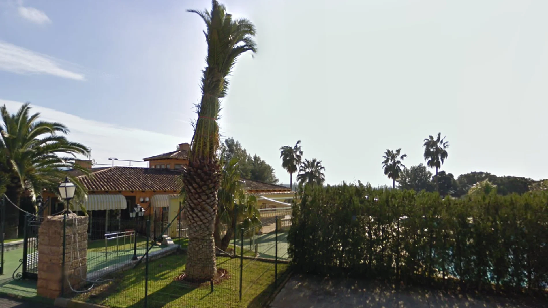 Denuncian al dueño de una piscina en Mallorca por prohibir la entrada a gitanos.