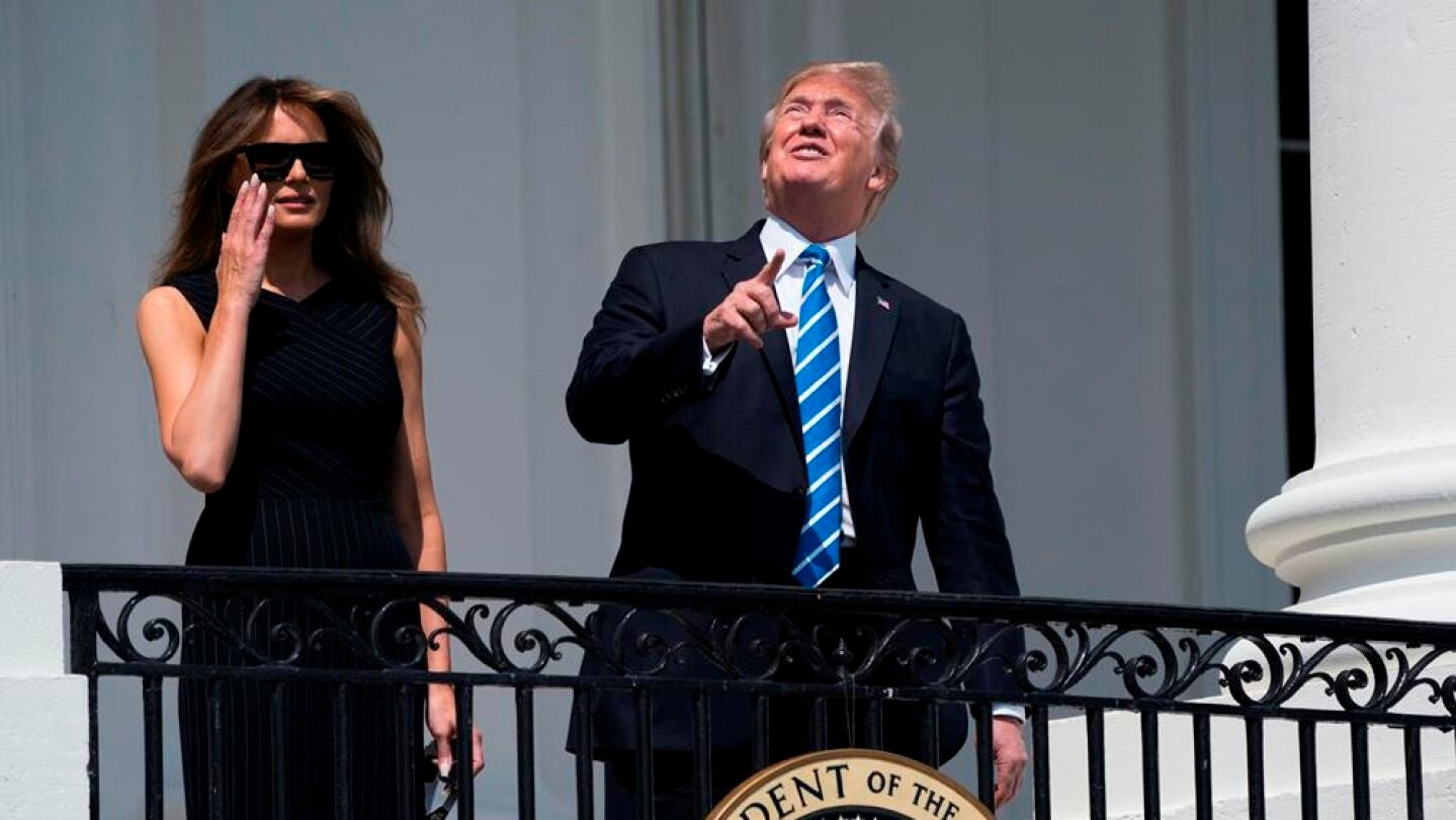 Donald Trump observa sin protecci&oacute;n el eclipse de Sol