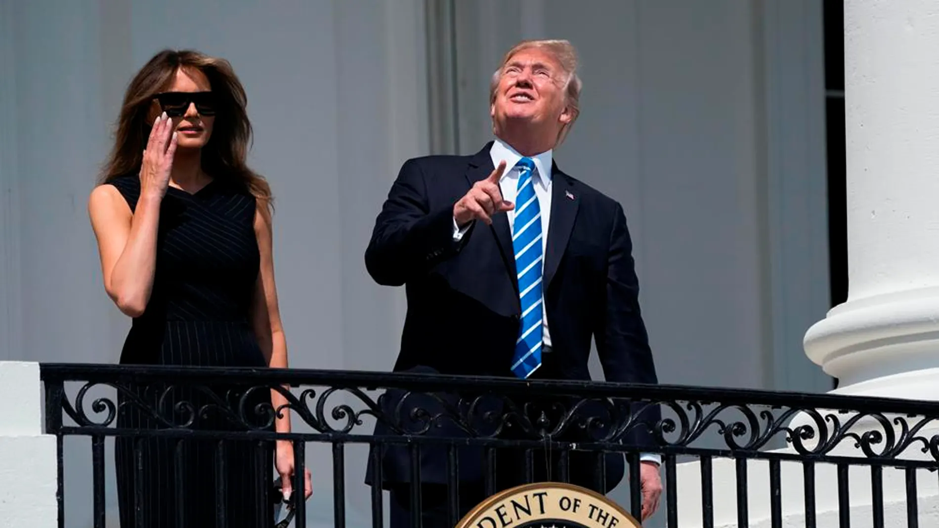 Donald Trump observa sin protección el eclipse de Sol