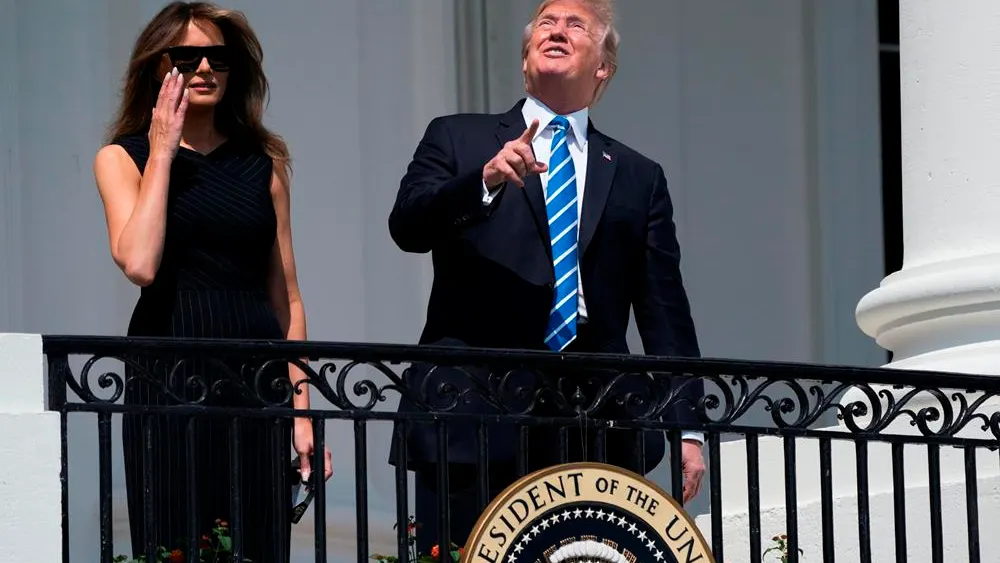 Donald Trump observa sin protección el eclipse de Sol