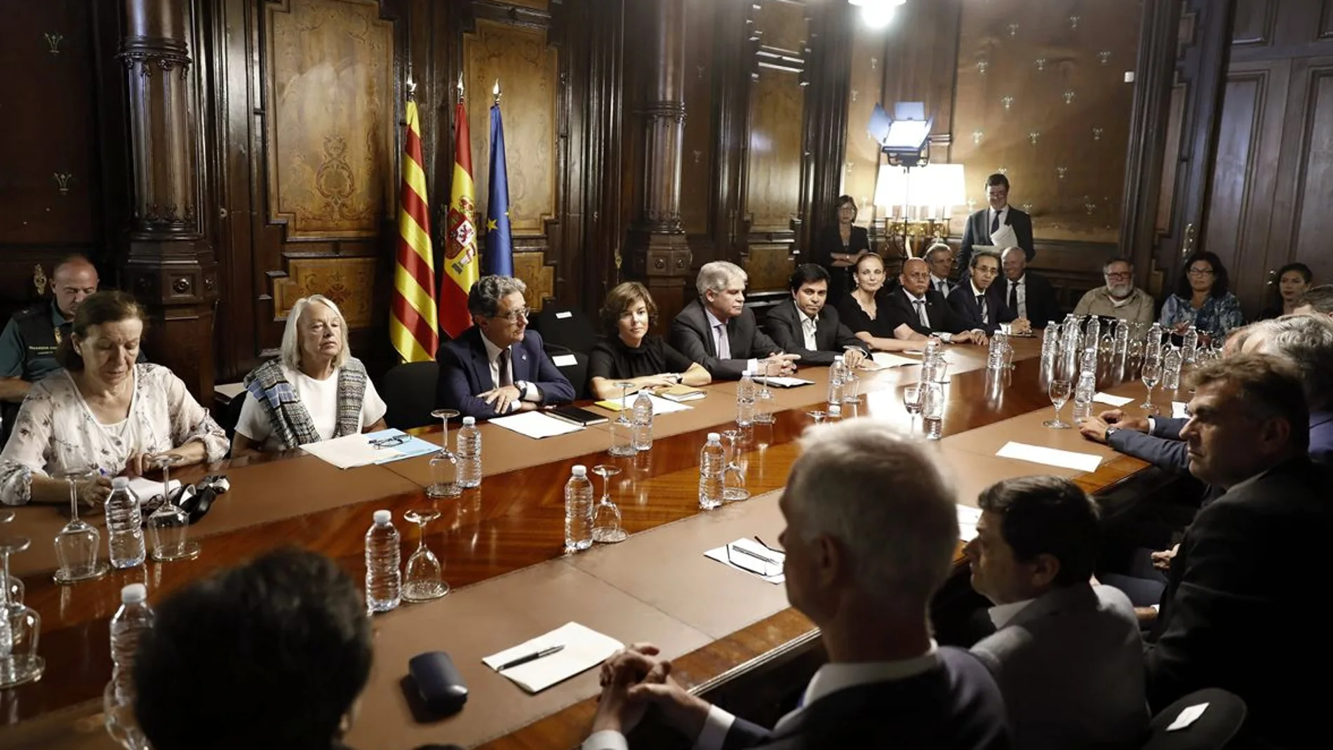 Santamaría en la reunión con los cónsules de países con víctimas en los atentados de Barcelona y Cambrils 