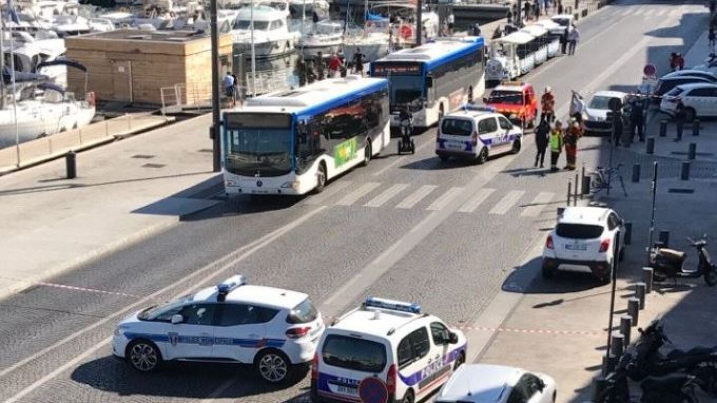 Un coche se empotra sobre dos paradas de autob&uacute;s en Marsella