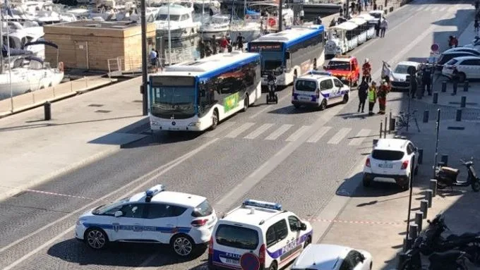 Un coche se empotra sobre dos paradas de autobús en Marsella