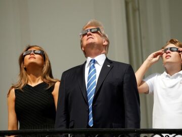 Familia Trump observando el eclipse