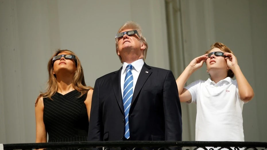 Familia Trump observando el eclipse