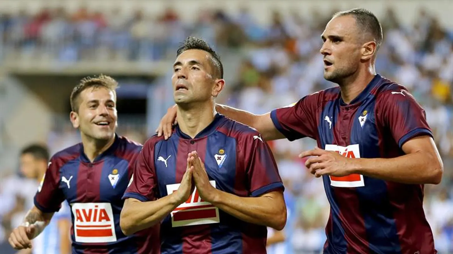 Charles se disculpa tras su gol al Málaga Charles se disculpa tras su gol al Málaga