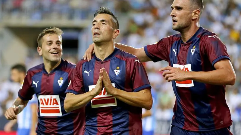 Charles se disculpa tras su gol al Málaga Charles se disculpa tras su gol al Málaga